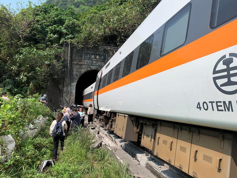 Un tren în care se aflau 350 de persoane a deraiat într-un tunel din Taiwan. Autoritățile anunță cel puțin 48 de morți