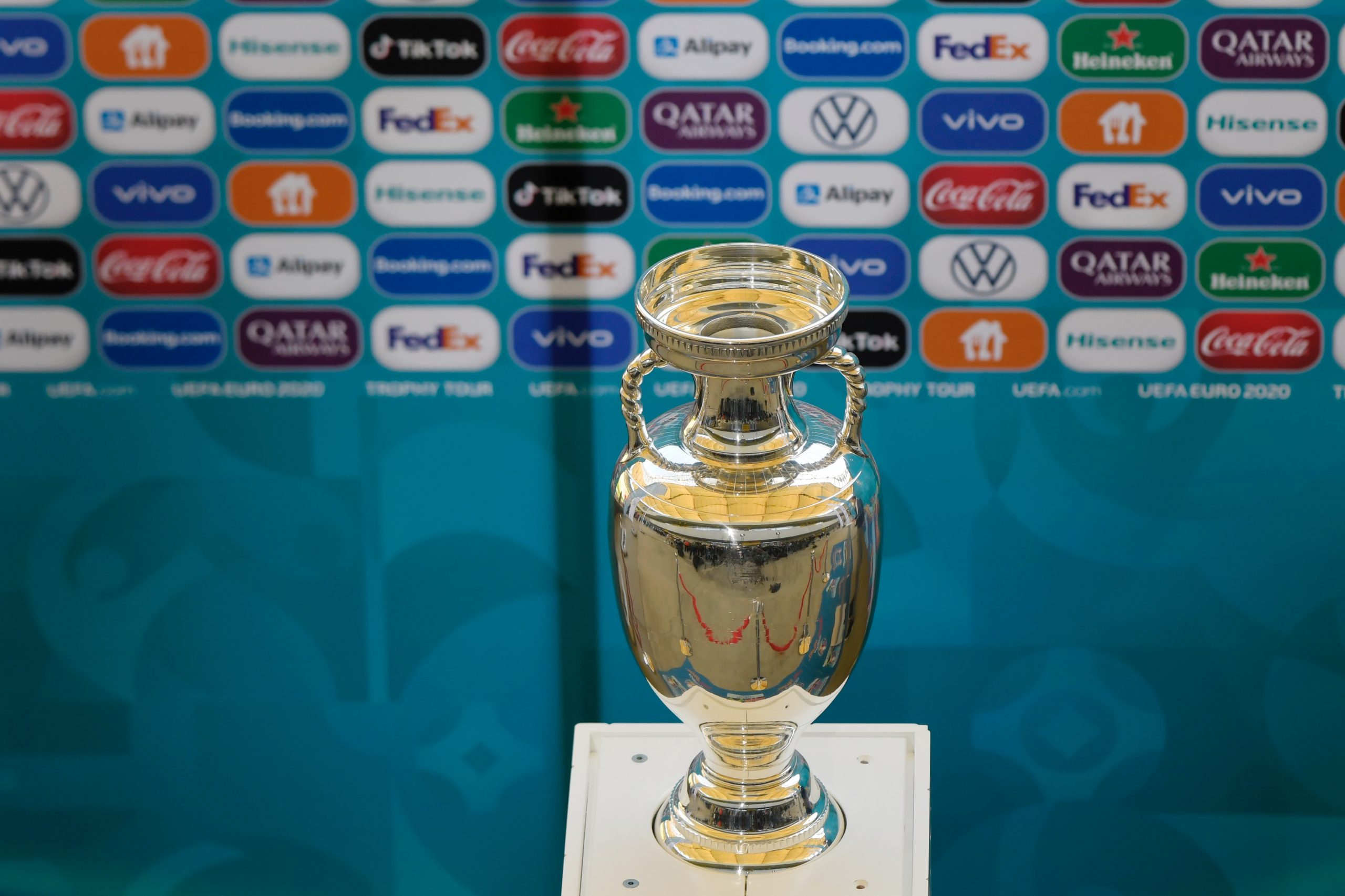 Trofeul UEFA EURO 2020, transportat de urgență la Budapesta. De ce a cerut UEFA să fie scos din România