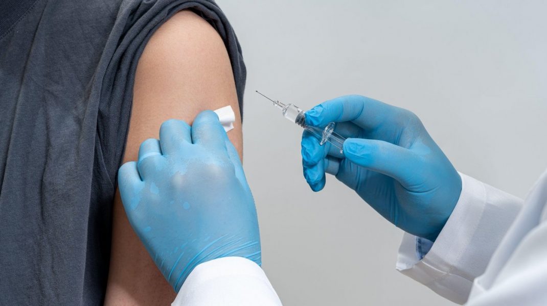 De săptămâna viitoare ai putea să te vaccinezi la locul de muncă. Ce condiții trebuie îndeplinite