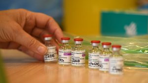 Peste 57.000 de doze de vaccin AstraZeneca sosesc marți în țară