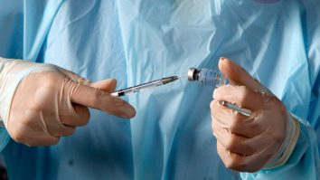 Țara care va combina vaccinurile, după ce sute de medici s-au infectat cu Covid-19, deși erau imunizați