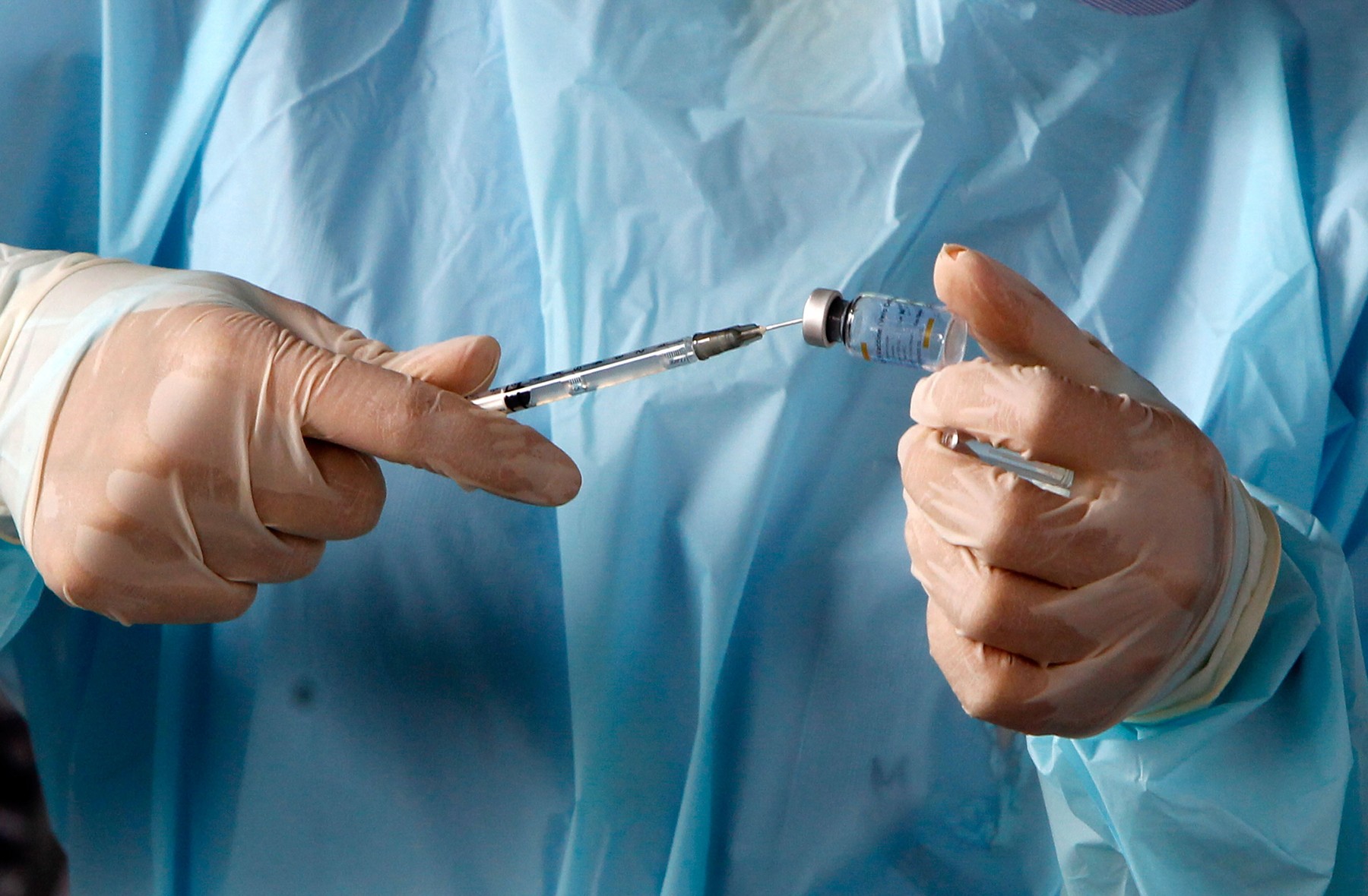 Țara care va combina vaccinurile, după ce sute de medici s-au infectat cu Covid-19, deși erau imunizați