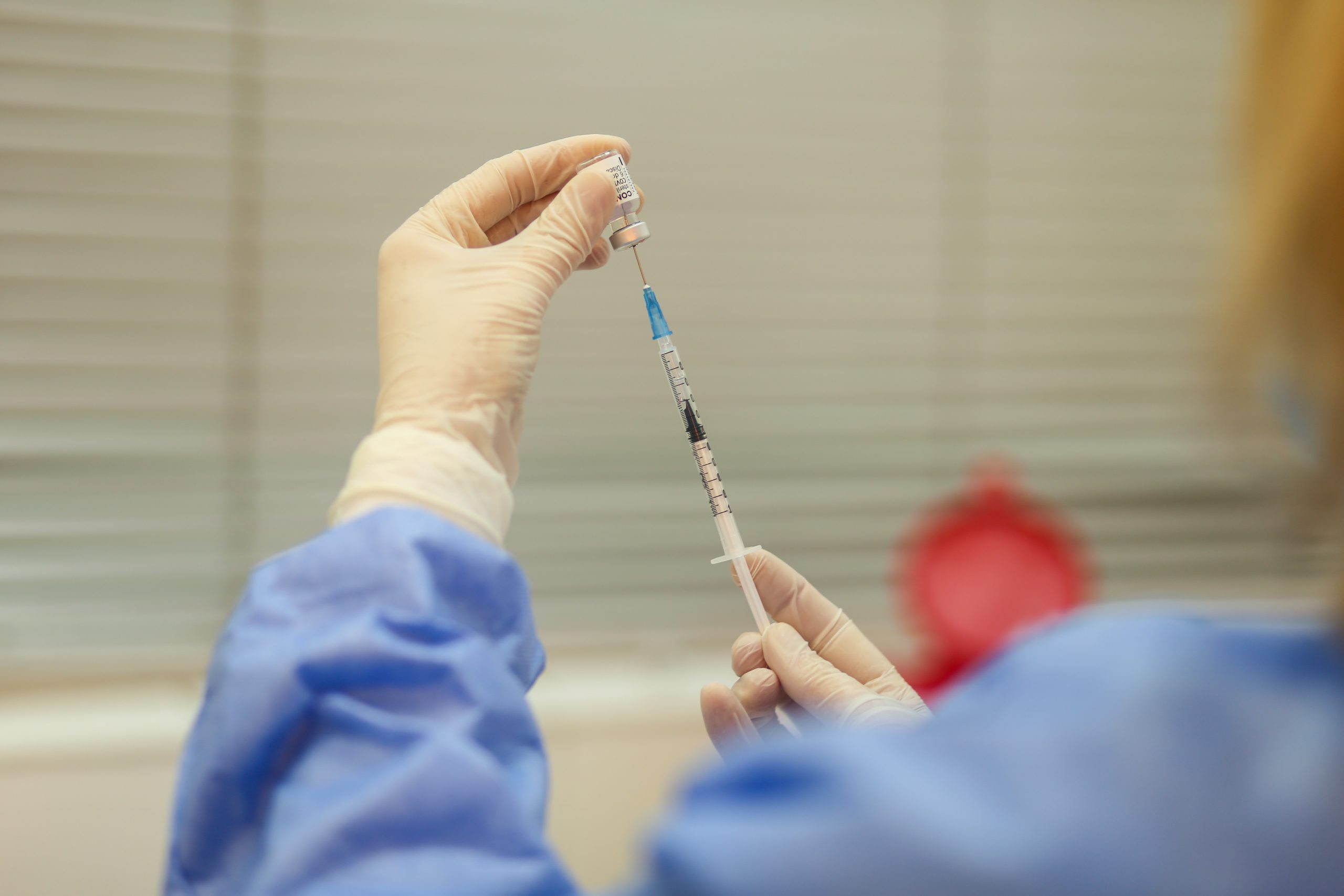 Câți români vaccinaţi cu ambele doze s-au infectat ulterior cu COVID. Gheorghiță: Vaccinurile scad riscul de infectare de cel puțin 20 de ori