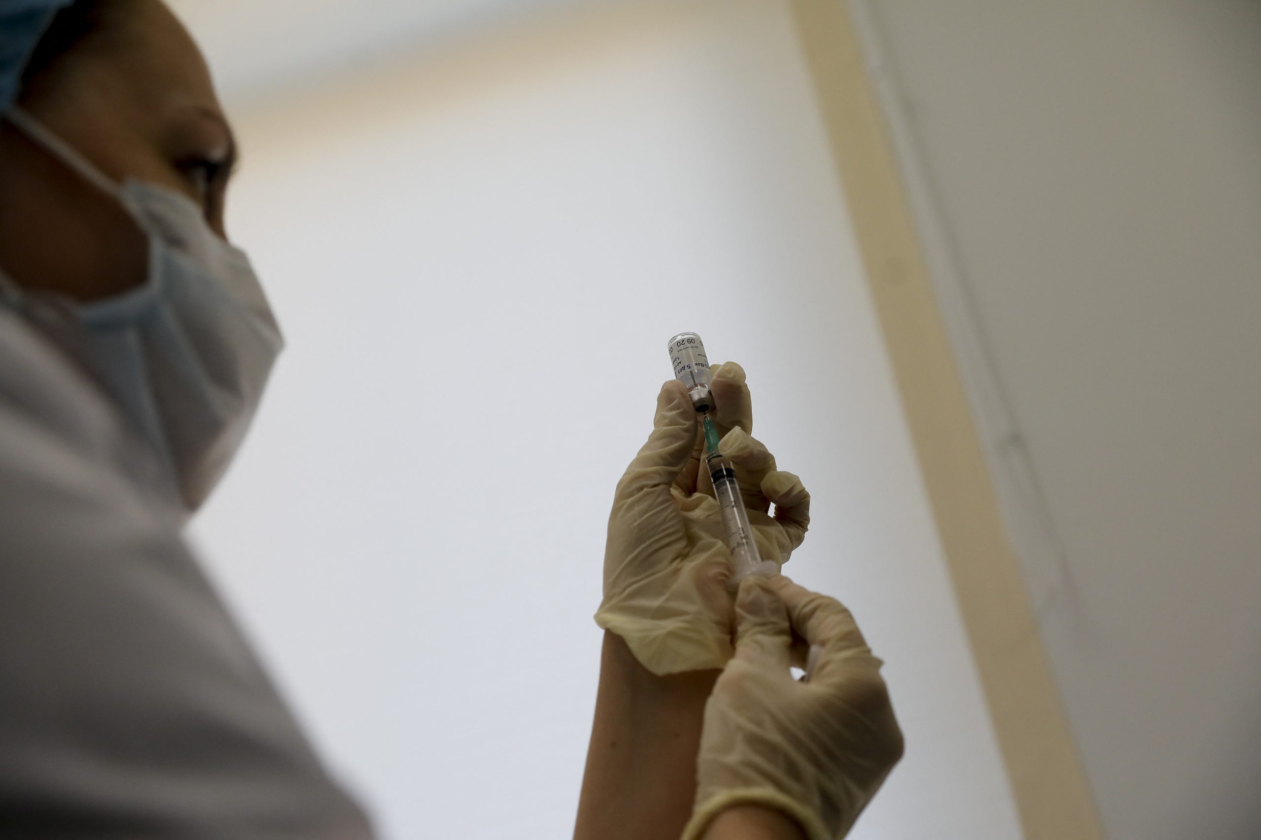 Doi bărbați vaccinați cu ambele doze au murit după ce s-au infectat cu noul coronavirus. Reacția medicilor