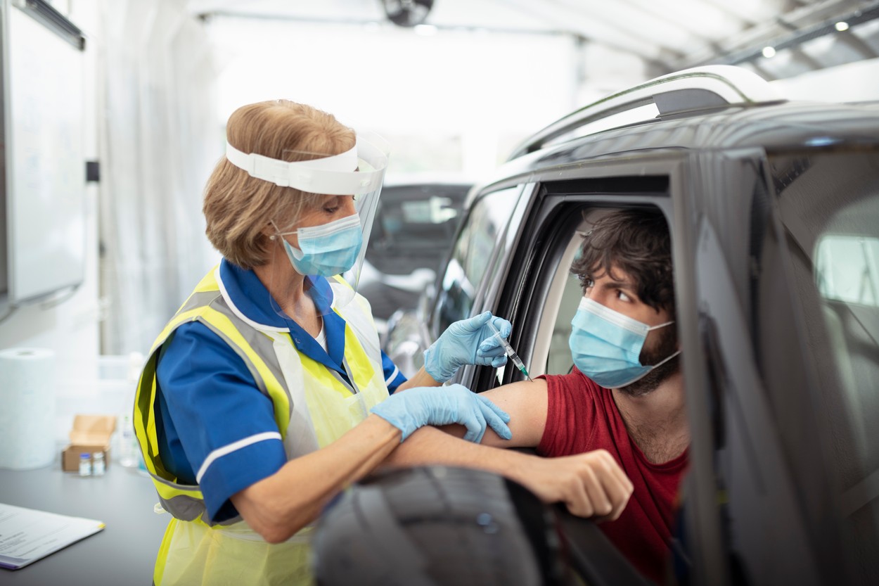 Cum decurge vaccinarea în primul centru drive-thru din România. Aproape 600 de oameni au primit serul anti-Covid