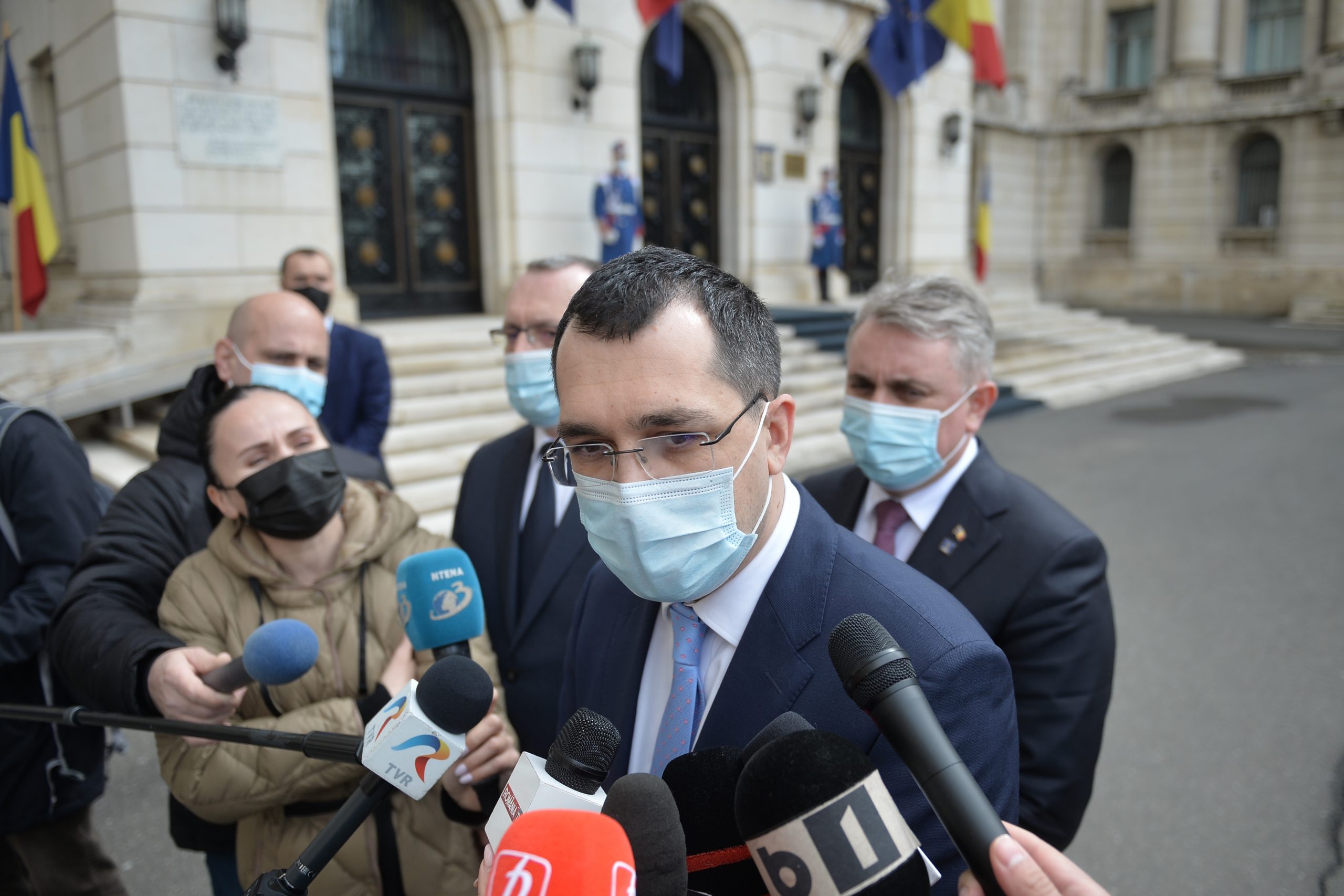 Vlad Voiculescu ceartă televiziunile care îndeamnă oamenii să se trateze singuri acasă. „Situația este în continuare critică”