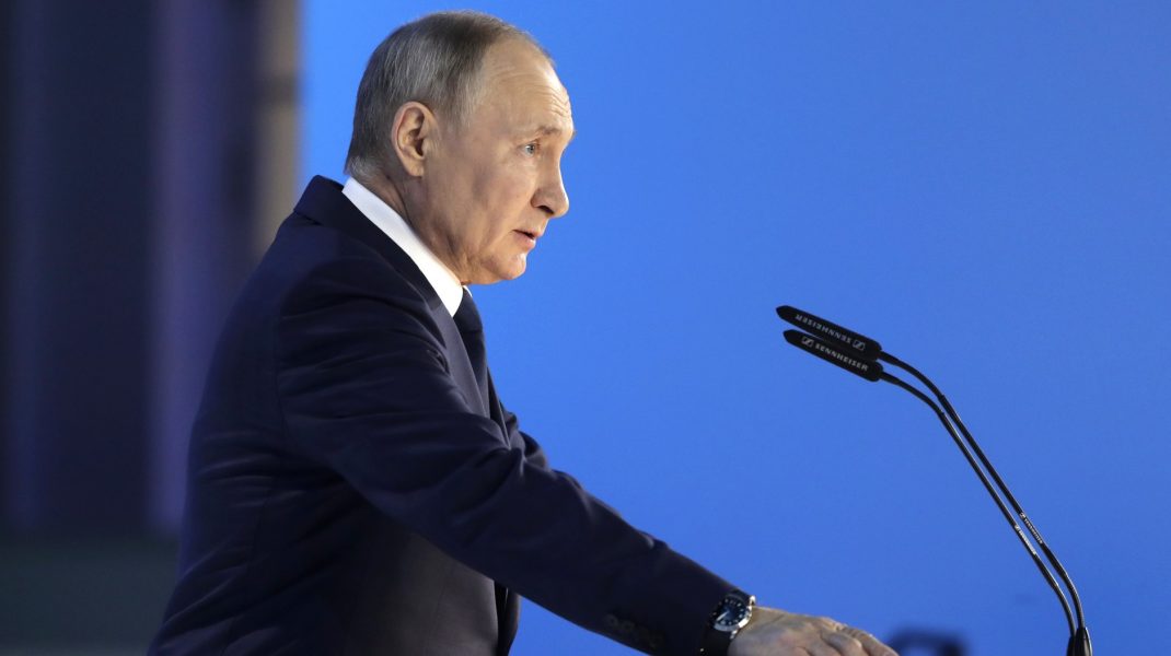 vladimir putin vorbeste de la un pupitru.