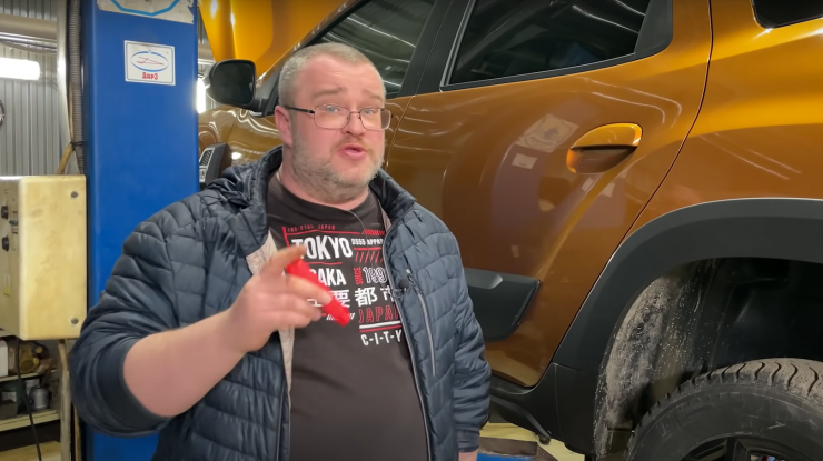 Un vlogger rus critică Dacia Duster: „România, asta înseamnă că vor fi decizii țigănești. Nu putem să nu remarcăm școala românească”