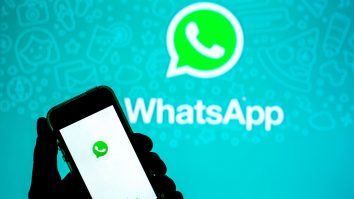 telefon cu aplicatia whatsapp
