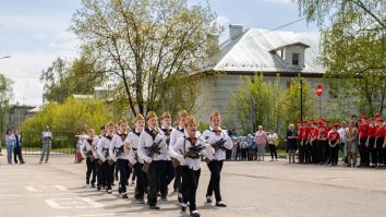 VIDEO. Elevi filmați când simulează un marș și poartă mitraliere: „Suntem ruși, Dumnezeu este cu noi”
