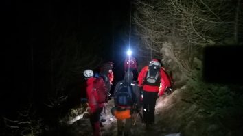 FOTO. Un turist din Marea Britanie, dispărut de trei zile, a fost găsit spânzurat într-o pădure din Bușteni