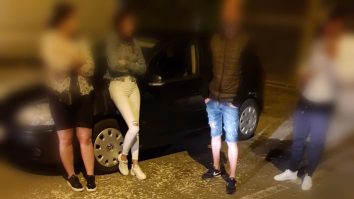 FOTO. Tineri amendaţi şi puşi să dea cu mătura, după ce au aruncat pe jos coji de seminţe şi chiștoace