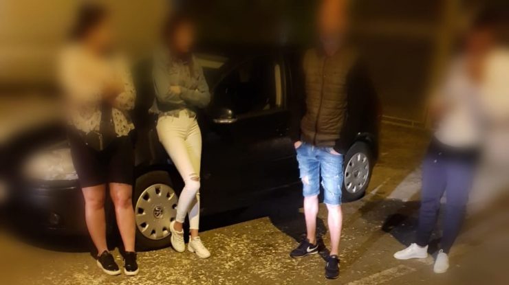 FOTO. Tineri amendaţi şi puşi să dea cu mătura, după ce au aruncat pe jos coji de seminţe şi chiștoace