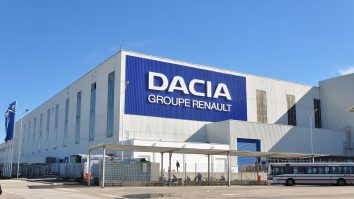 Un angajat Dacia, găsit mort într-o toaletă din vestiarul Uzinei din Mioveni
