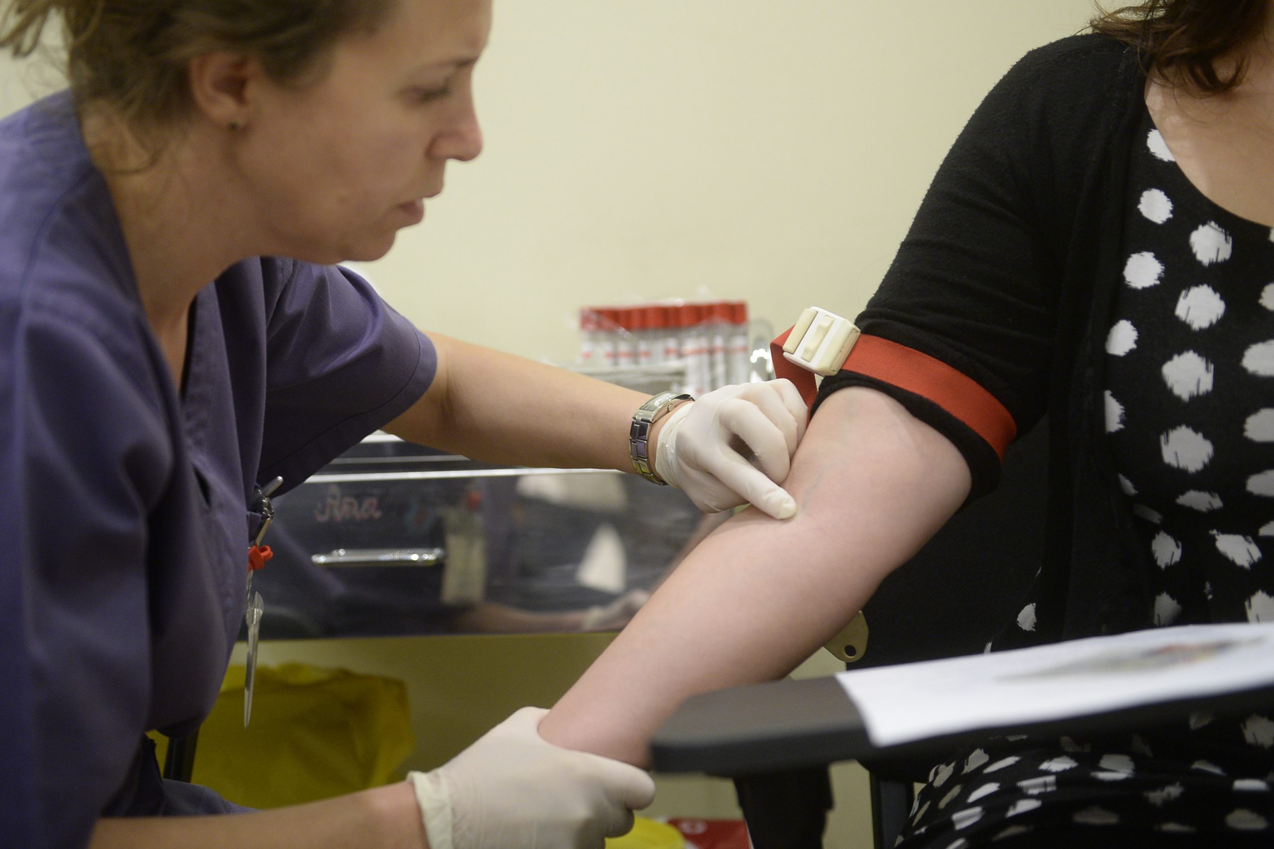 Analizele post-COVID sunt gratuite: „Pacienţii beneficiază de aceste servicii medicale pentru că există fonduri nelimitate”