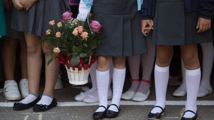 Școala începe cu reguli noi. Ce se întâmplă când apare un caz pozitiv în clasă? Anunțurile miniștrilor Sănătății și Educației