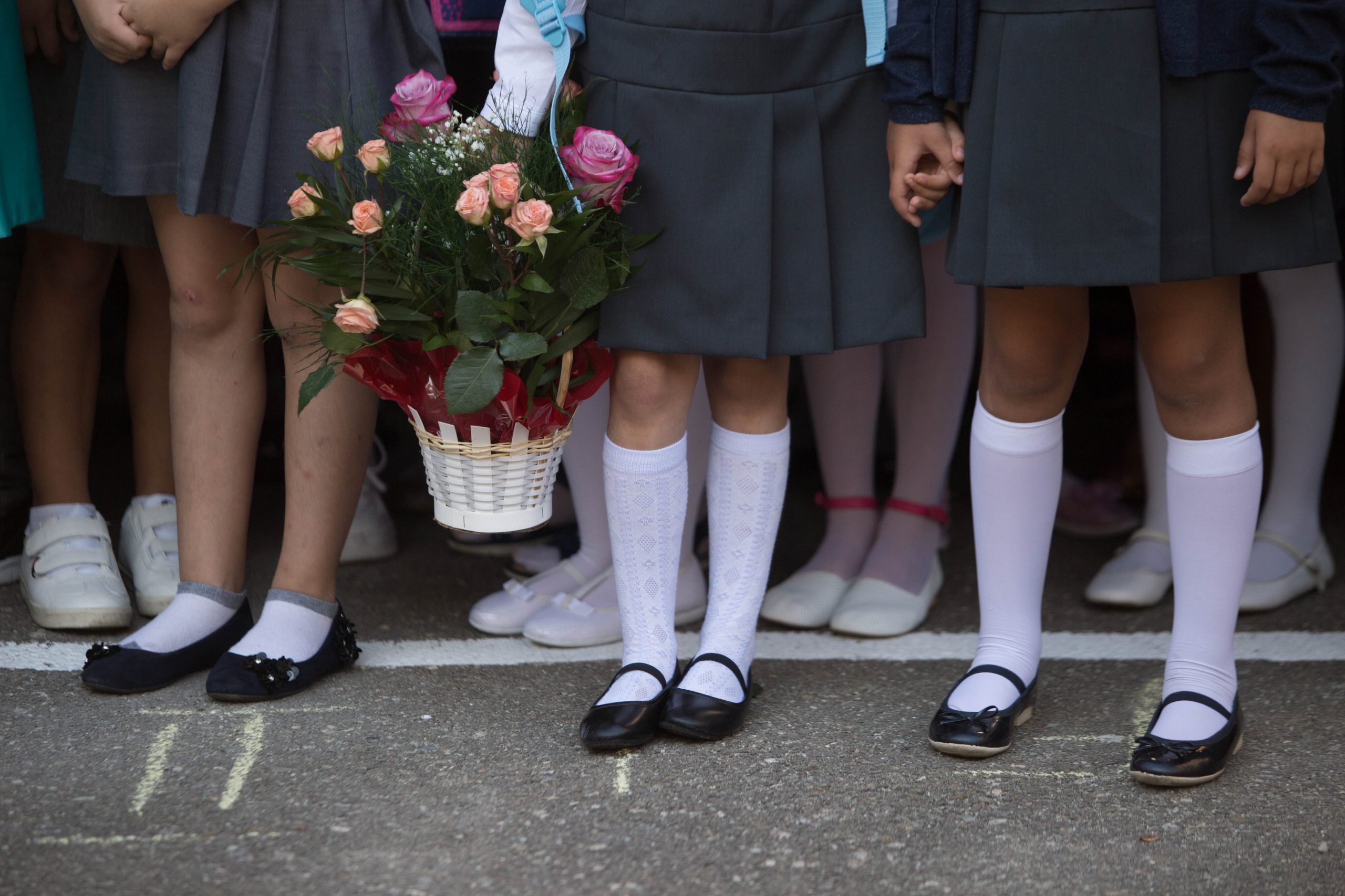 Școala începe cu reguli noi. Ce se întâmplă când apare un caz pozitiv în clasă? Anunțurile miniștrilor Sănătății și Educației