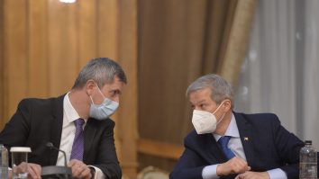 dan barna si dan ciolos discuta la o masa.