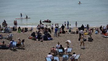 Luptă cu sabie de samurai și topor pe plajă. Victimele au fost transportate cu elicopterul la spital