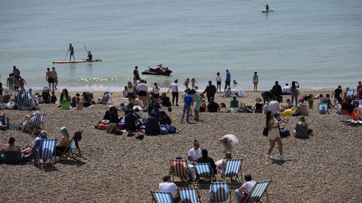 Luptă cu sabie de samurai și topor pe plajă. Victimele au fost transportate cu elicopterul la spital