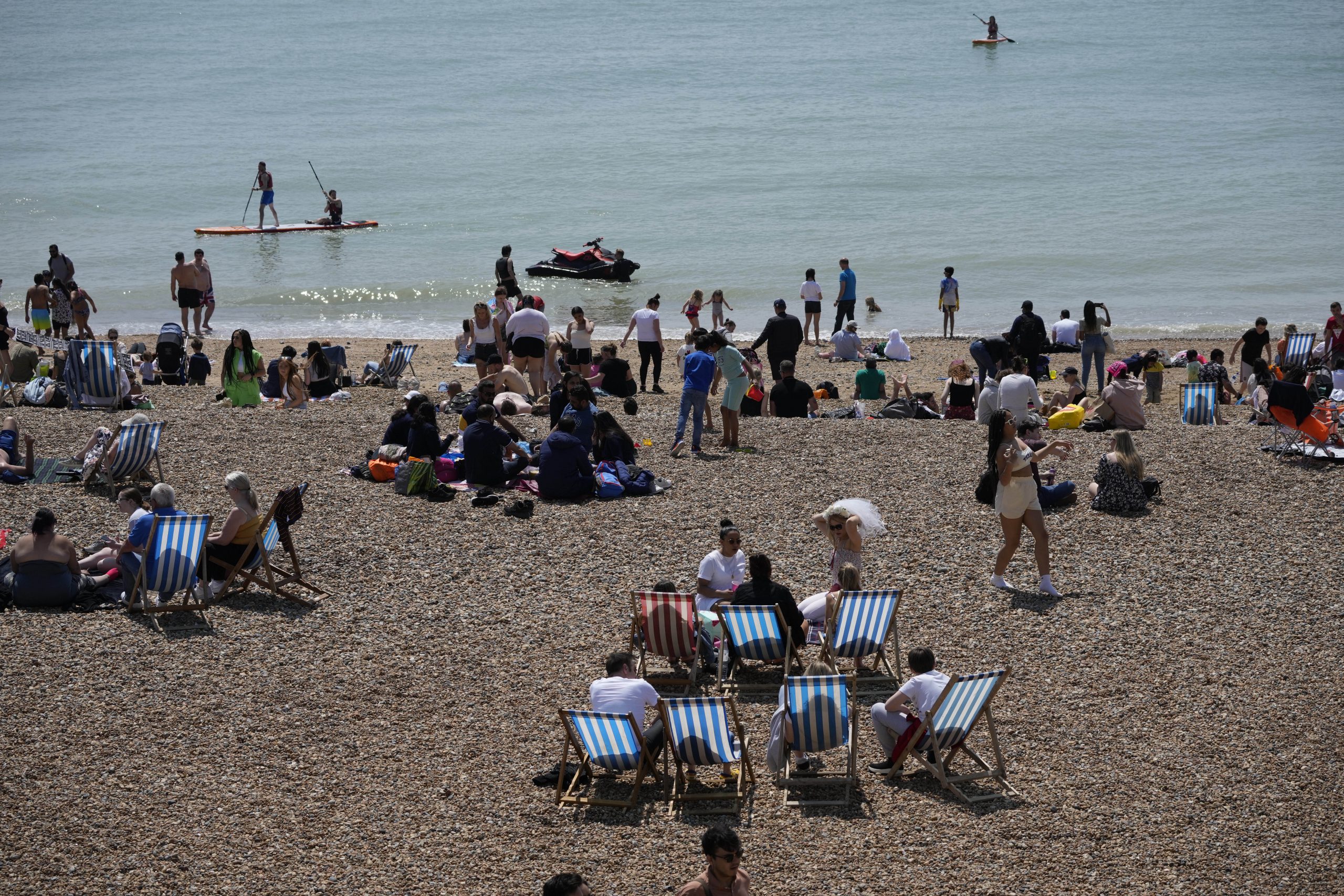 Luptă cu sabie de samurai și topor pe plajă. Victimele au fost transportate cu elicopterul la spital