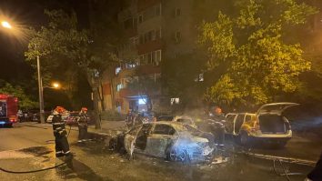 FOTO. O mașină a luat foc și alte trei au fost avariate în apropiere de centrul Capitalei. Poliția caută șoferul