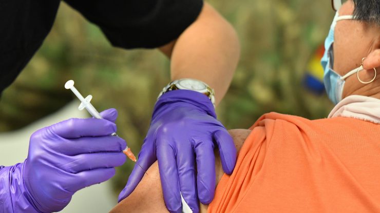 Persoane care primește vaccinul anti-COVID.