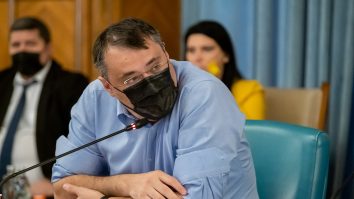 cristian ghinea cu masca neagra in sedinta de guvern.