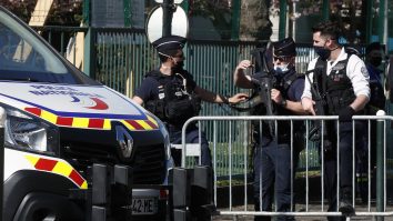 Crimă înfricoşătoare. Un bărbat şi-a împuşcat soţia în picior, după care i-a dat foc