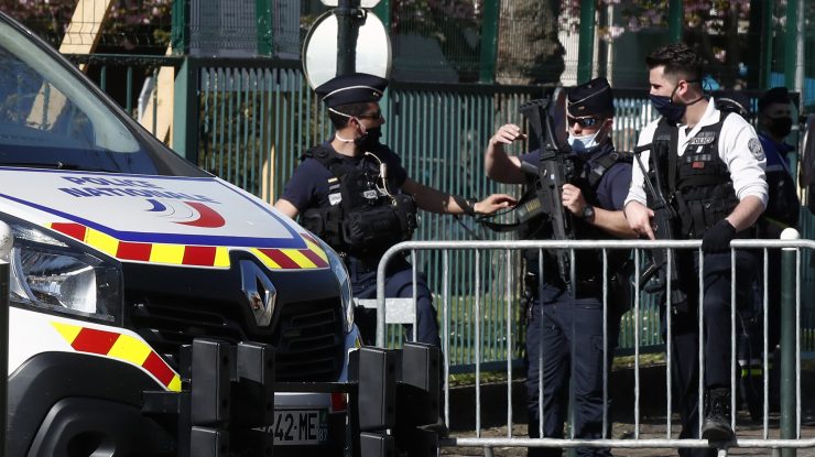 Crimă înfricoşătoare. Un bărbat şi-a împuşcat soţia în picior, după care i-a dat foc