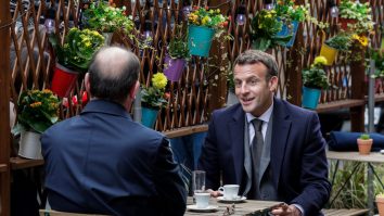Emmanuel Macron a sărbătorit relaxarea restricţiilor la o cafenea. Cum a fost surprins preşedintele Franţei