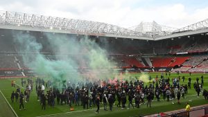 Fanii lui Manchester United au intrat pe Old Trafford şi protestează înaintea meciului cu Liverpool. Partida a fost amânată