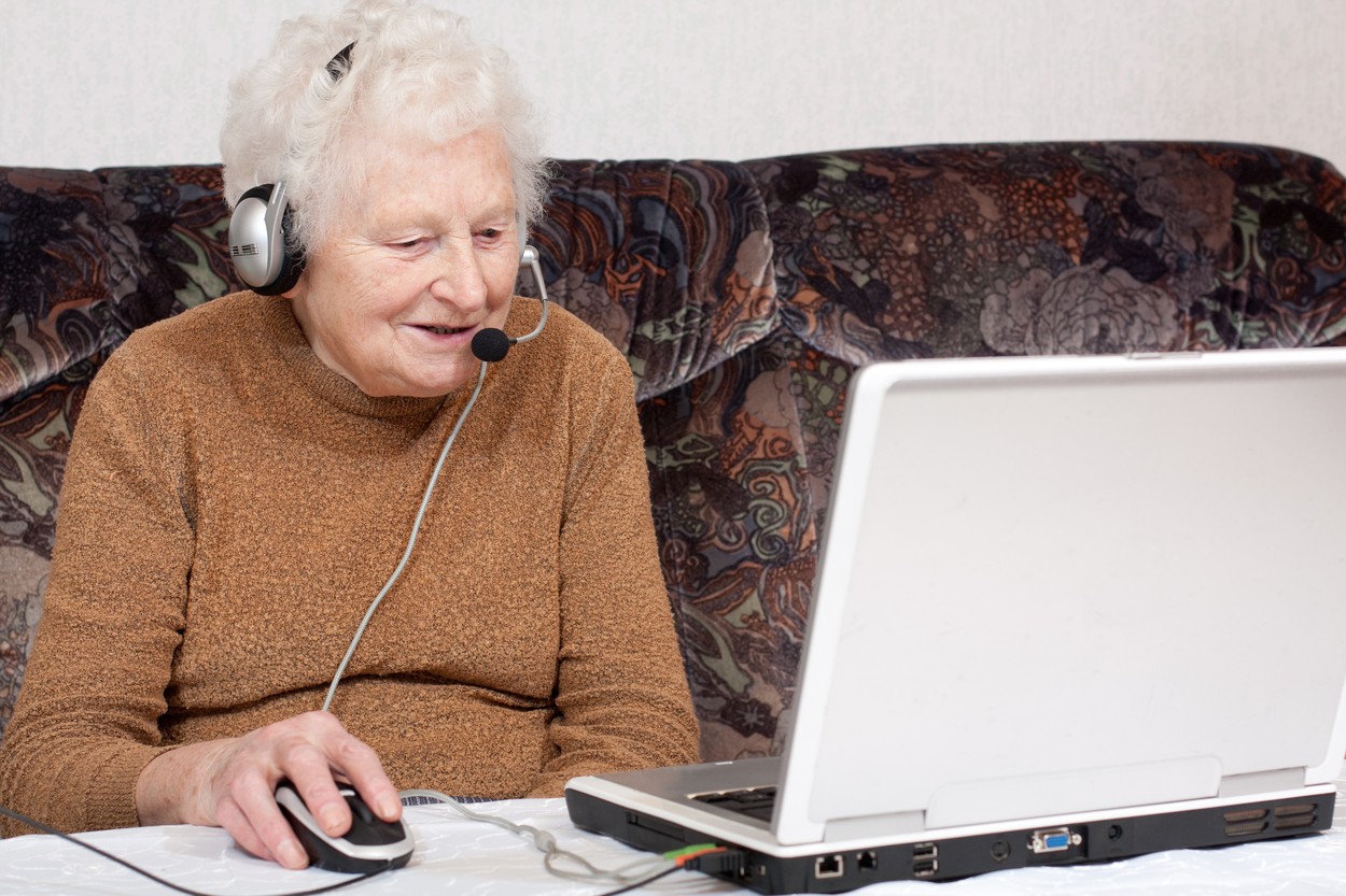 România, peste Portugalia sau Grecia în topul vârstnicilor care folosesc internetul. Pe ce loc ne clasăm