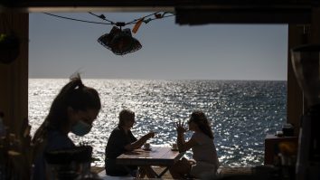 Şi Spania revine la normalitate. Plajele au fost pline de turişti