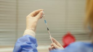 o asistenta pregateste seringa pentru vaccinarea impotriva covid.