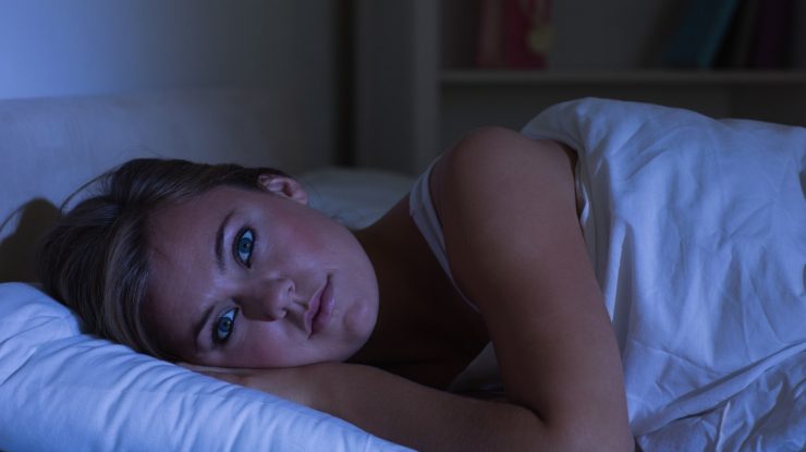 femeie-se-uita-la-televizor-noaptea