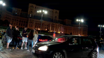 Zeci de tineri au sărbătorit în Piaţa Constituţiei relaxarea restricţiilor