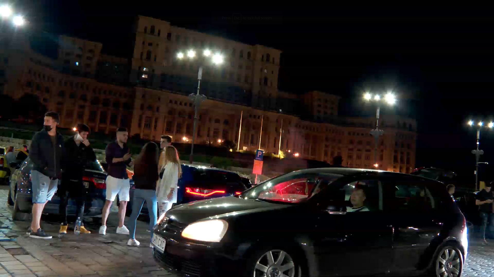 Zeci de tineri au sărbătorit în Piaţa Constituţiei relaxarea restricţiilor: „Libertate, libertate”