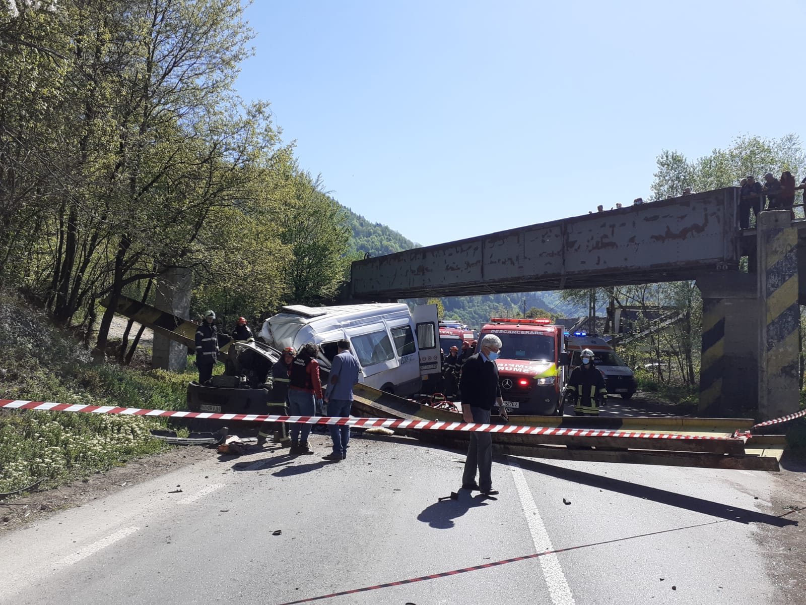 Accident grav în Neamț, cauzat de un TIR. Doi morți și trei răniți. Cum s-a produs carambolul
