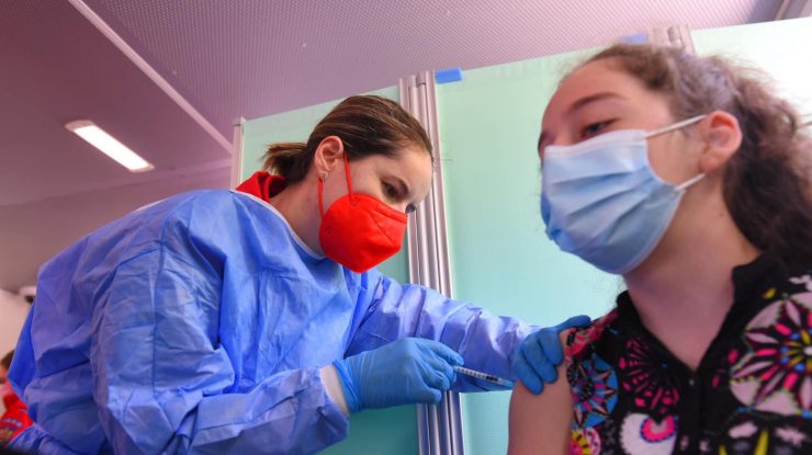 O adolescentă este vaccinată anti-COVID.