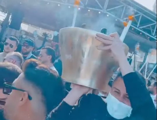 VIDEO. Patronul Craiovei, „aroganță” într-un club de fițe din Mamaia: și-a comandat cea mai scumpă șampanie și a vrut-o pe muzica de Champions League