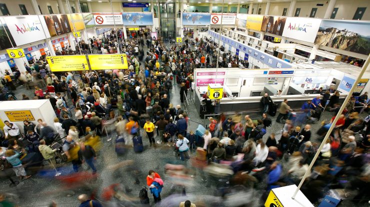 Mulțime de oameni în aeroportul Gatwick din Londra.