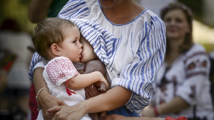copil alăptat la sânul mamei.