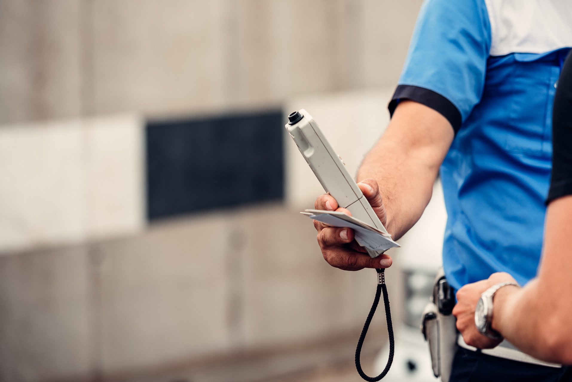 Un interlop drogat la volan a crescut de cinci ori mita pe care voia să o dea polițistului. Bărbatul a fost reținut