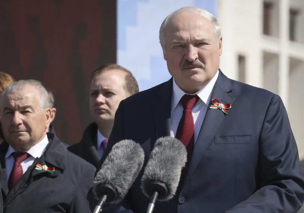 Aleksandr Lukashenko în fața unui microfon.