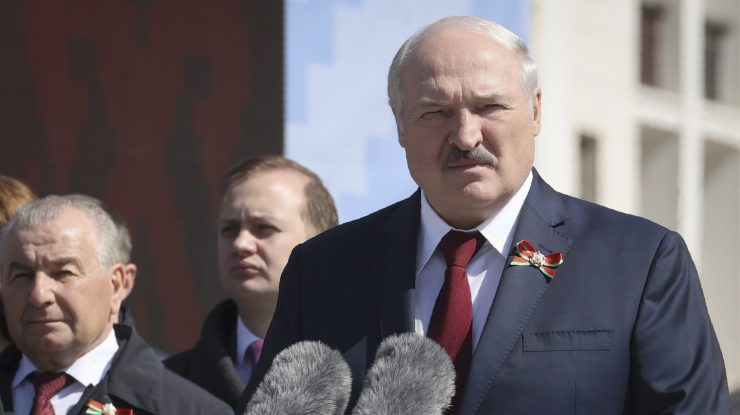 Aleksandr Lukashenko în fața unui microfon.