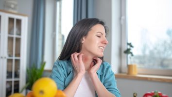 O femeie este alergică la mai multe produse.