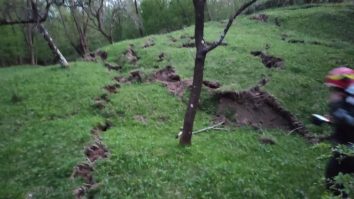 FOTO. Alunecare de teren în Prahova, trei locuințe au fost evacuate, locatarii au plecat la rude