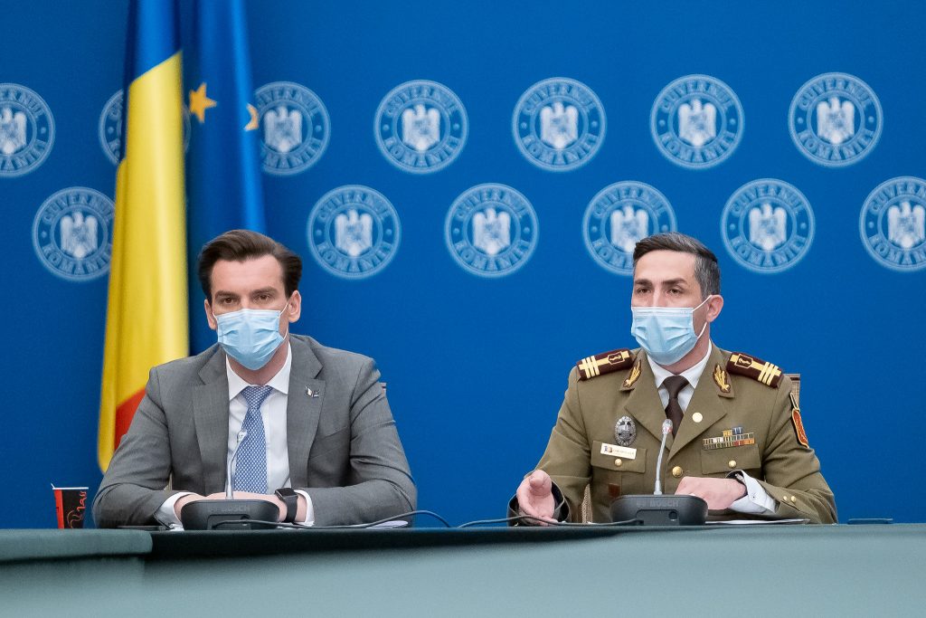 Andrei Baciu, secretar de stat în Ministerul Sănătății, și Valeriu Gheorghiță, coordonatorul campaniei de vaccinare anti-COVID, susțin o conferință de presă.