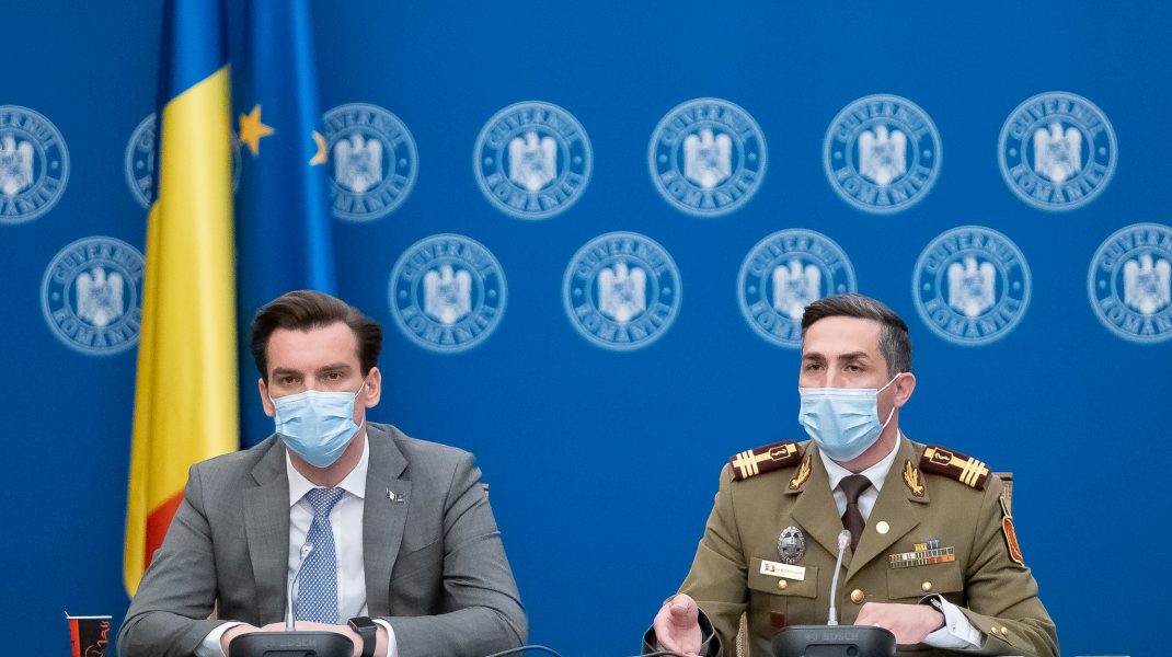 Andrei Baciu, secretar de stat în Ministerul Sănătății, și Valeriu Gheorghiță, coordonatorul campaniei de vaccinare anti-COVID, susțin o conferință de presă.
